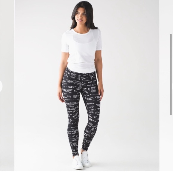 Lululemon Full-On Luxtreme Wunder Under
Legging, Hi-Rise, Graf Black White, Sz 6 - Picture 14 of 14